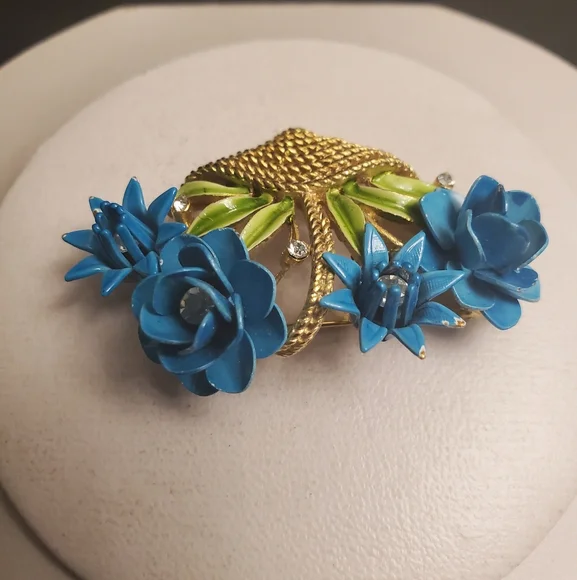 Vintage Trifari Floral Basket Brooch in Blue and Gold - Picture 5 of 8